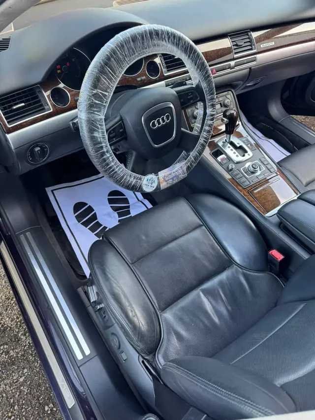 Audi A8 W12 traitée à Tours par King Kong Wash, habitacle cuir et bois