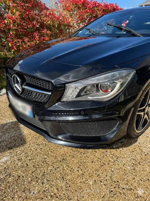 Mercedes CLA 200 noire lavée à Amboise, face avant brillante